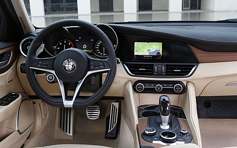 Alfa Romeo Giulia (2016) - Interijer