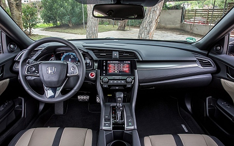 Honda Civic (4 vrata) (2016) - Interijer